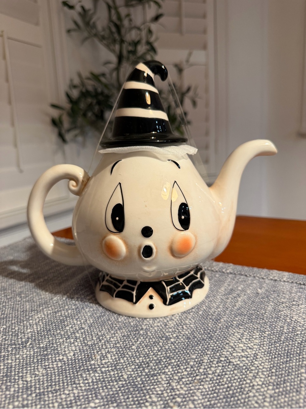 Johanna Parker Gus the Ghost tea pot new”Gus the Ghost”